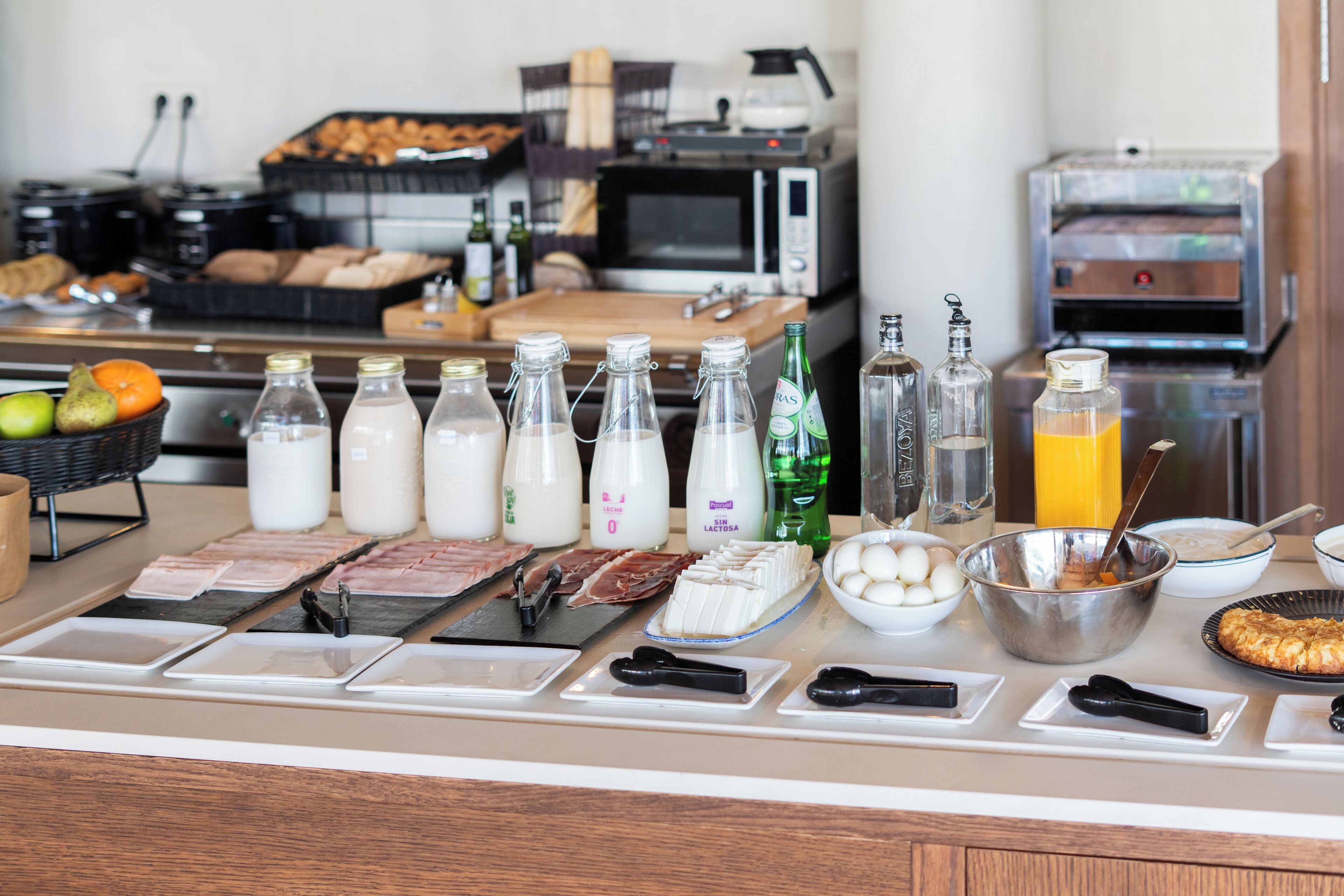 Buffet breakfast for a fee on weekdays