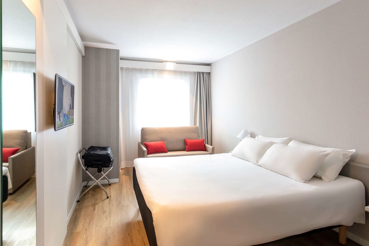 Chambre Confort, 1 lit double | Couette en duvet, ameublement unique, bureau