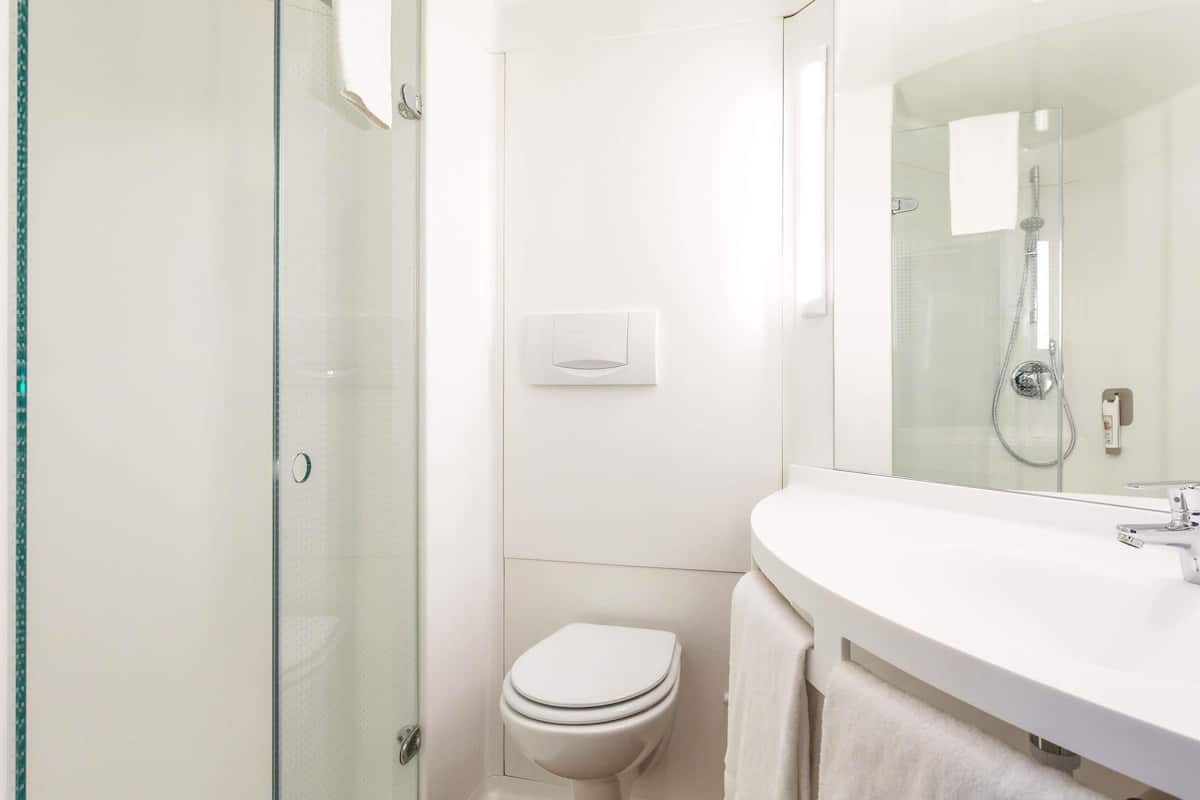 Down duvets, individually furnished, desk, laptop workspace