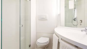 Edredón, muebles diferentes y escritorio