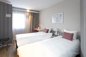 Zimmer, 2 Einzelbetten | Daunenbettdecken, individuell eingerichtet, Schreibtisch