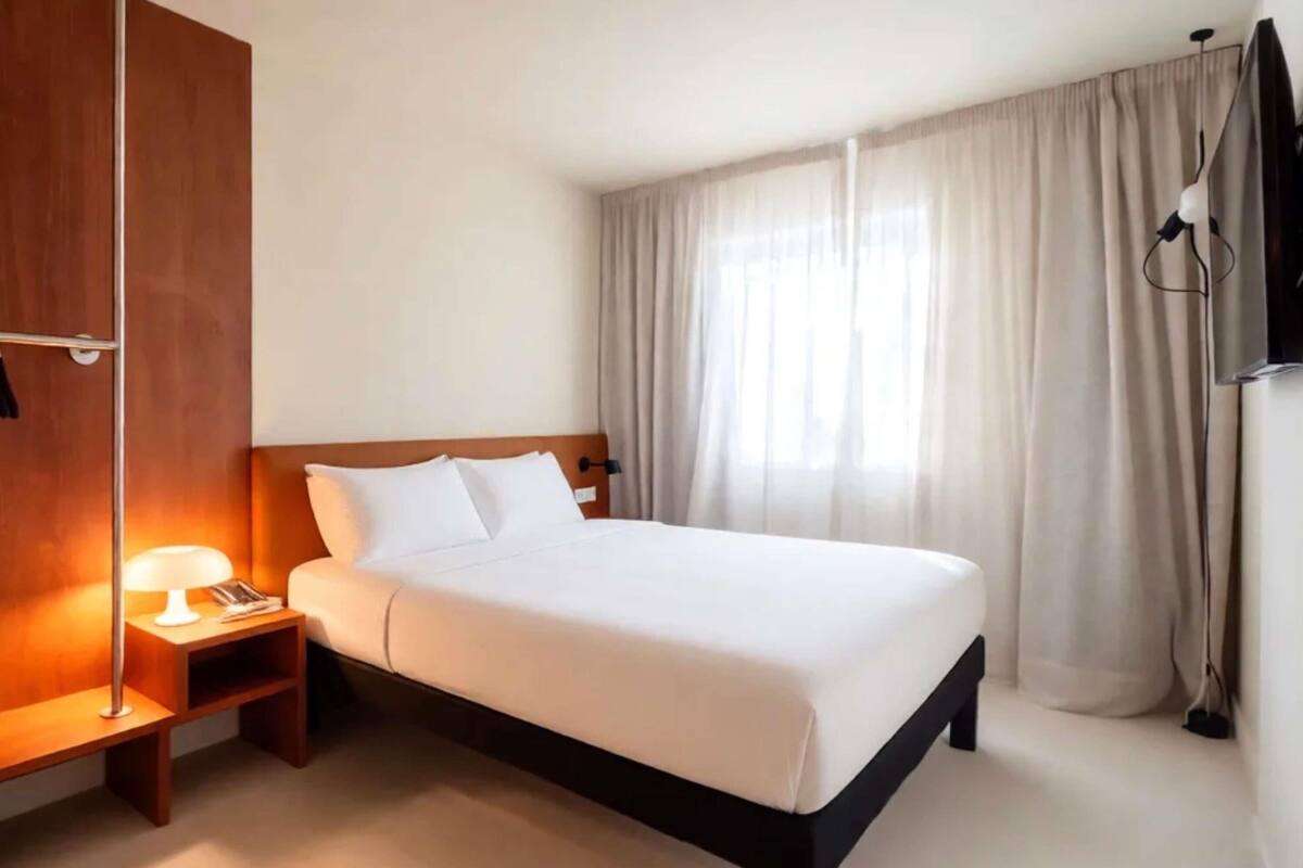 Standard Room, 1 Katil Kelamin (Double), Accessible | Gebar bulu kapas, dilengkapkan perabot secara berasingan, meja