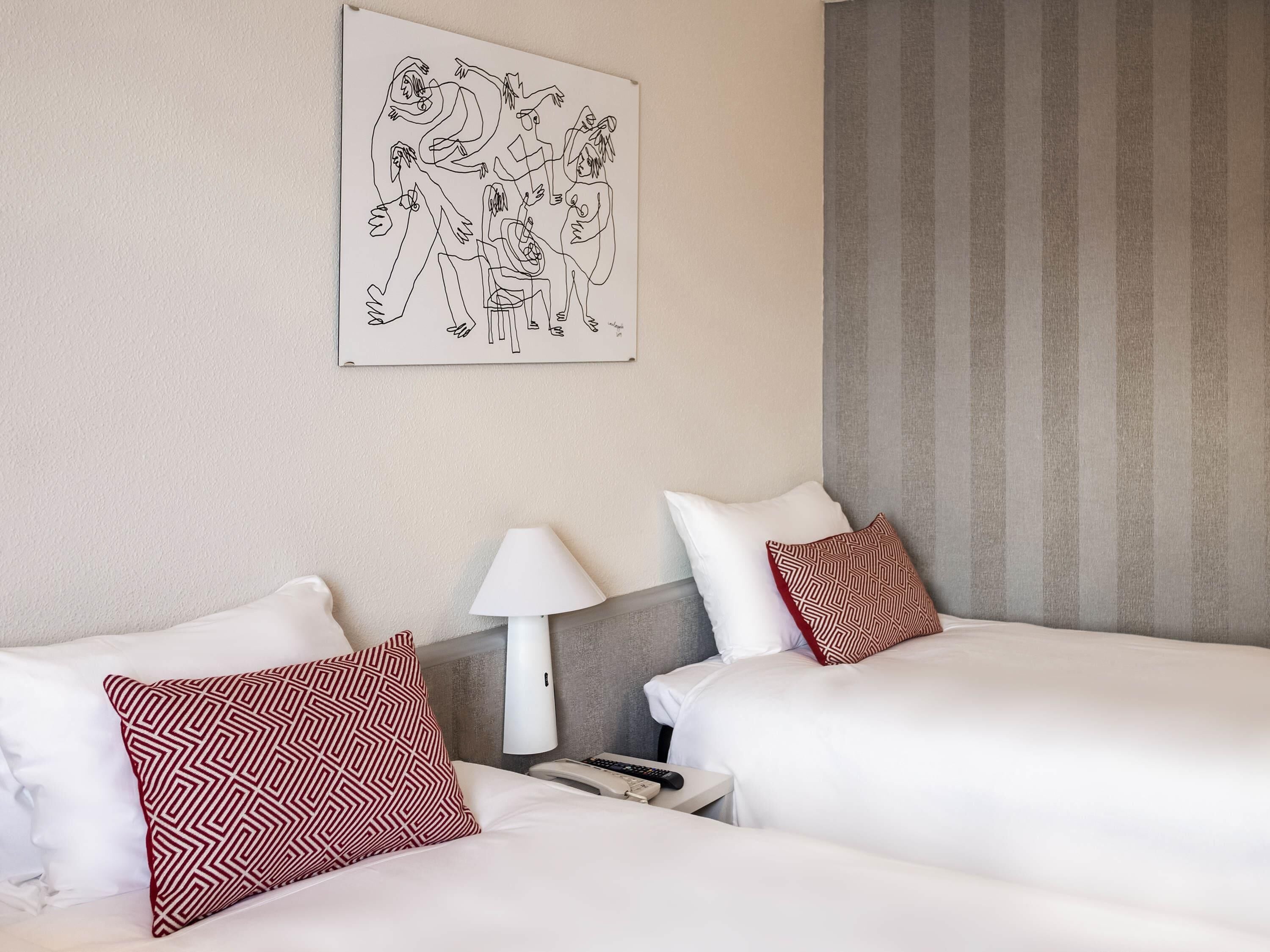 Cubrecamas, muebles diferentes y escritorio 