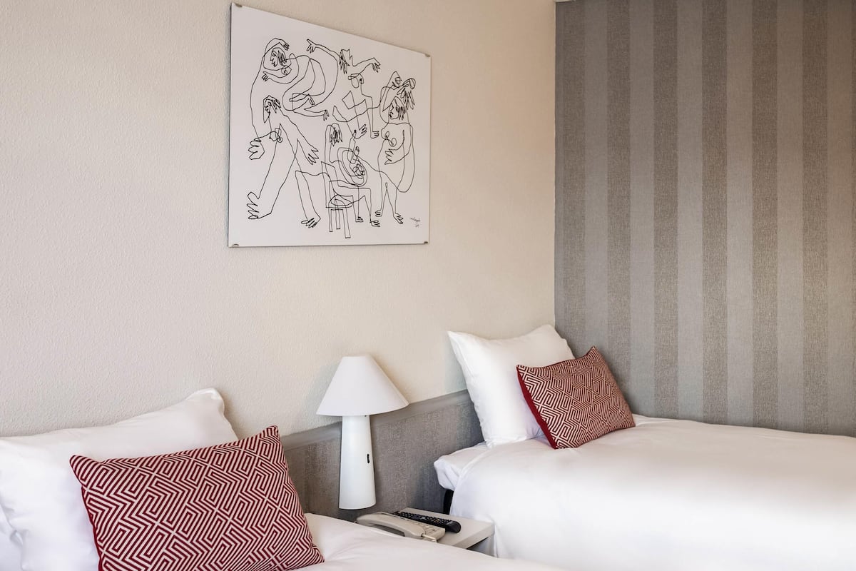 Kamar, 2 Tempat Tidur Twin | Selimut bulu angsa dan dilengkapi dengan perabotan berbeda-beda