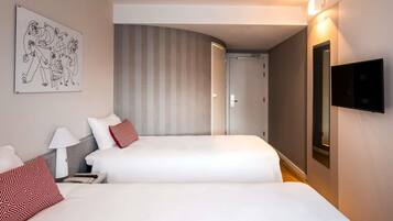 Donzen dekbedden, individueel gemeubileerd, een bureau