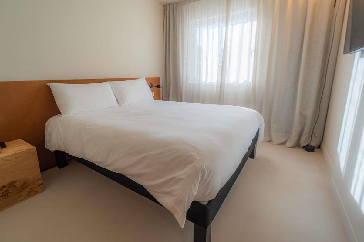Superior Room, 1 Double Bed | Down comforters, individually furnished, desk, laptop workspace