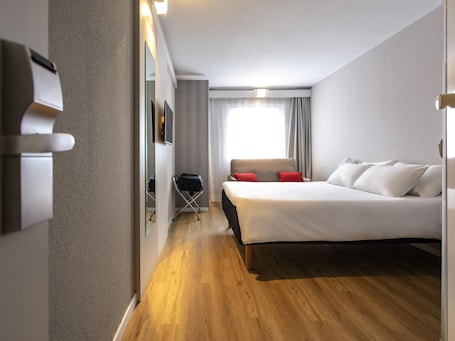 Cubrecamas, muebles diferentes y escritorio