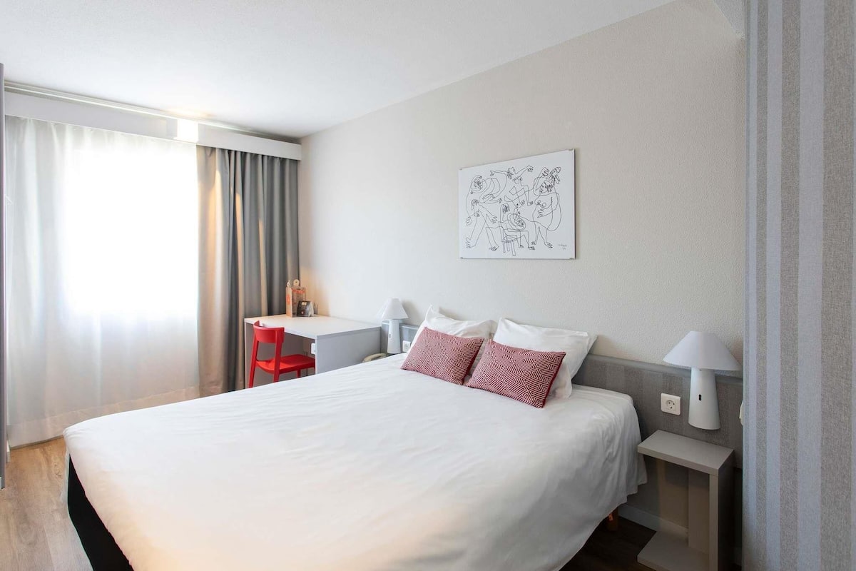 Standard Room, 1 Double Bed | Down comforters, individually furnished, desk, laptop workspace