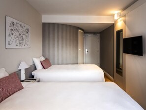 A hotel room with two beds, a TV, a painting, and a door leading to a bathroom. - ibis Valencia Alfafar (Alfafar)