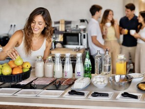 A breakfast buffet with various food items and beverages. - ibis Valencia Alfafar (Alfafar)
