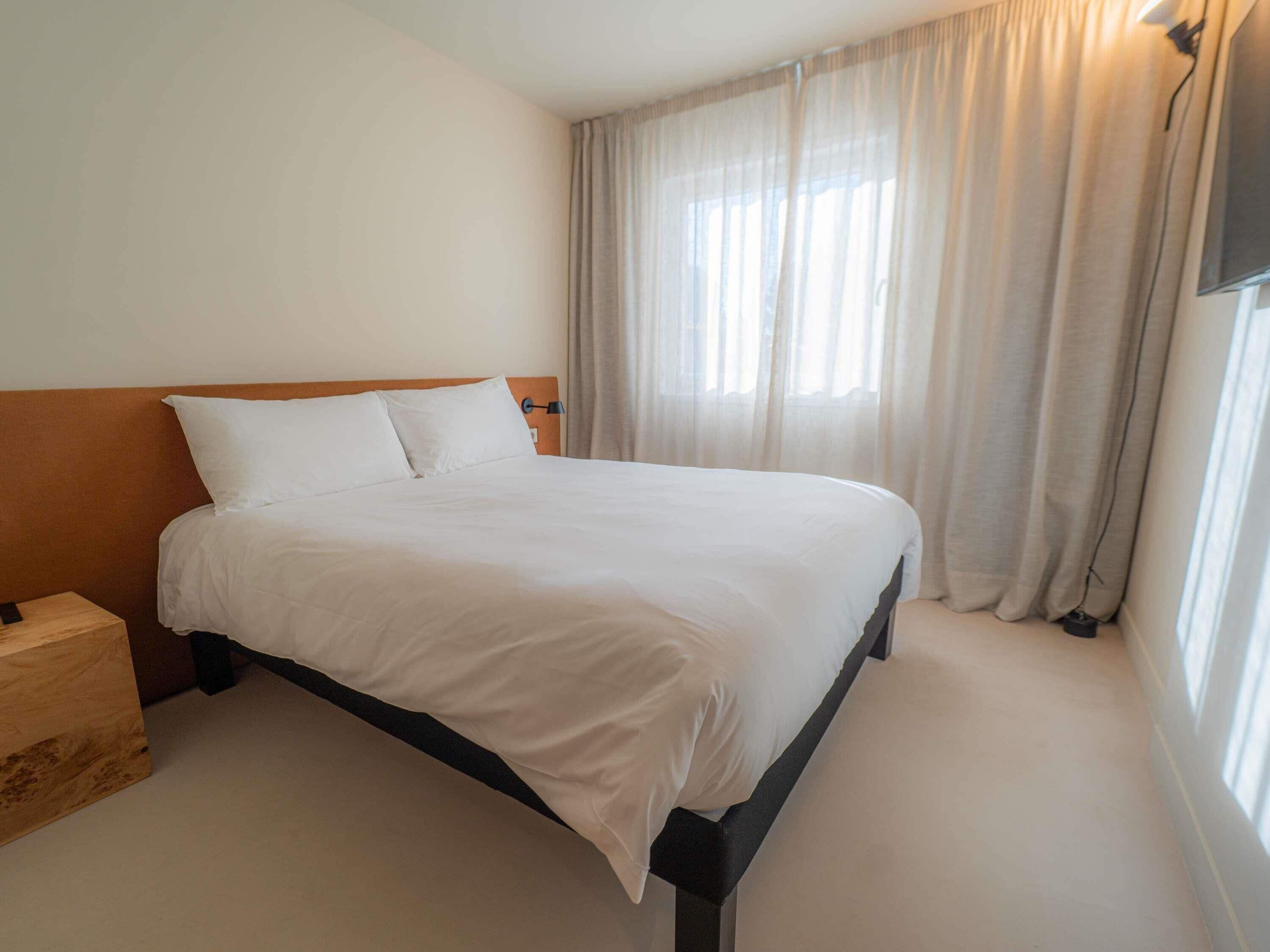 Superior Room, 1 Double Bed | Down comforters, individually furnished, desk, laptop workspace