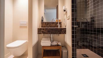 Habitación superior, 1 cama doble | Baño | Ducha, artículos de higiene personal ecológicos y secador de pelo