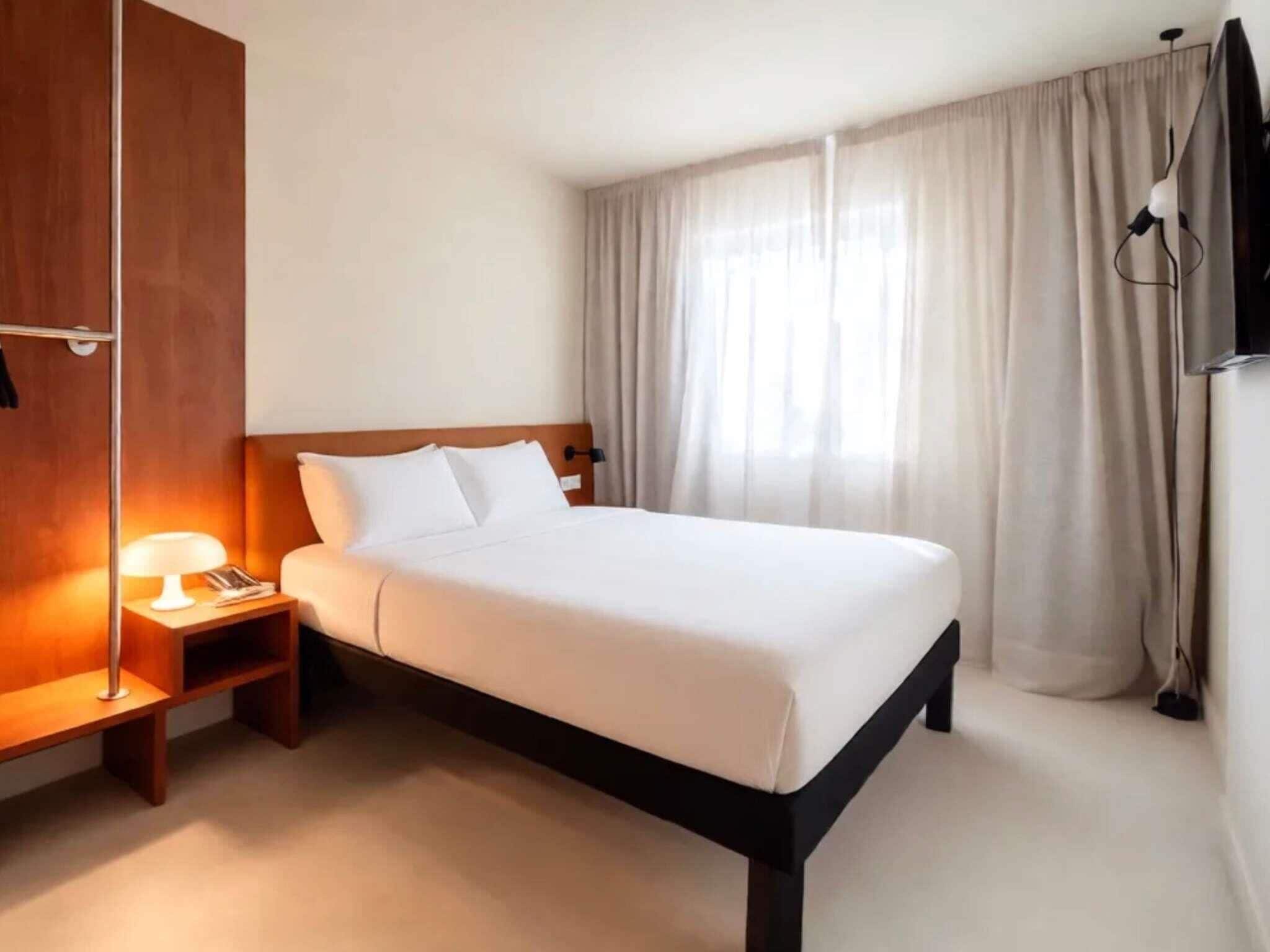 Cubrecamas, muebles diferentes y escritorio 