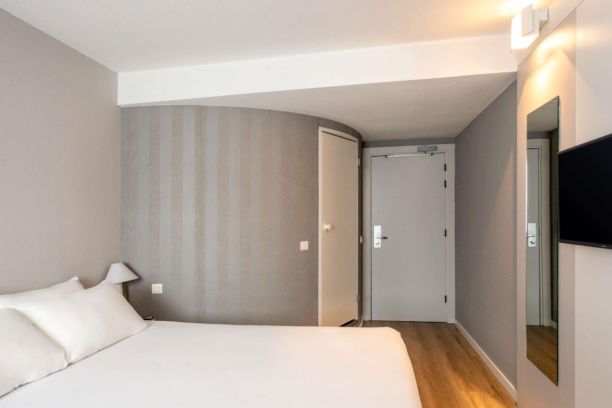 Standard Room, 1 Double Bed | Down comforters, individually furnished, desk, laptop workspace