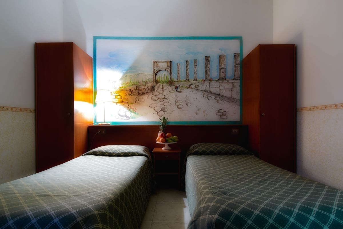 Camera con letto matrimoniale o 2 letti singoli | Una cassaforte in camera, una scrivania, tende oscuranti