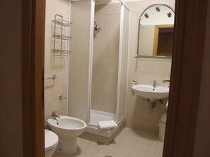 Dusche, kostenlose Toilettenartikel, Haartrockner, Bademäntel