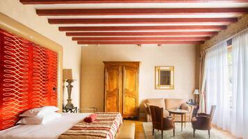 Suite junior | Ropa de cama hipoalergénica, minibar, caja fuerte y escritorio