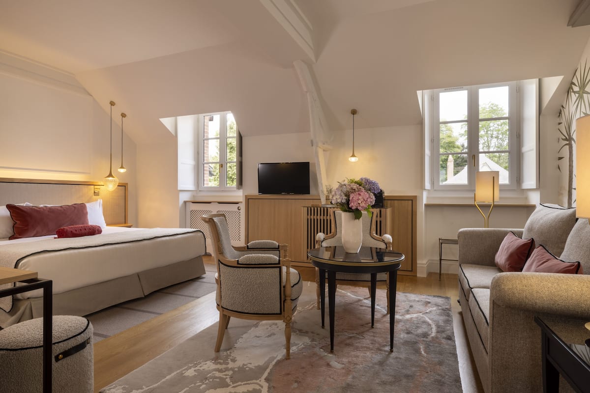 deluxe room | 1 bedroom, hypo-allergenic bedding, minibar, in-room safe