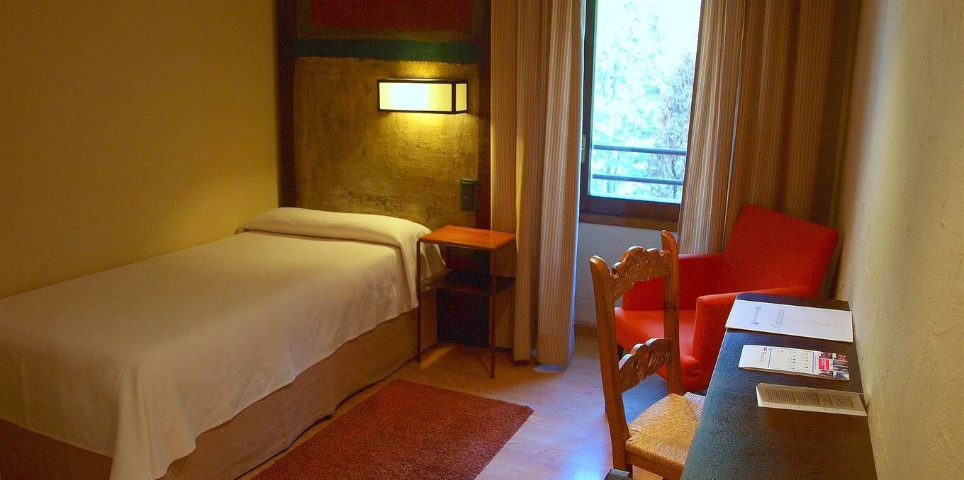 Caja de seguridad en la habitación, escritorio y insonorización 
