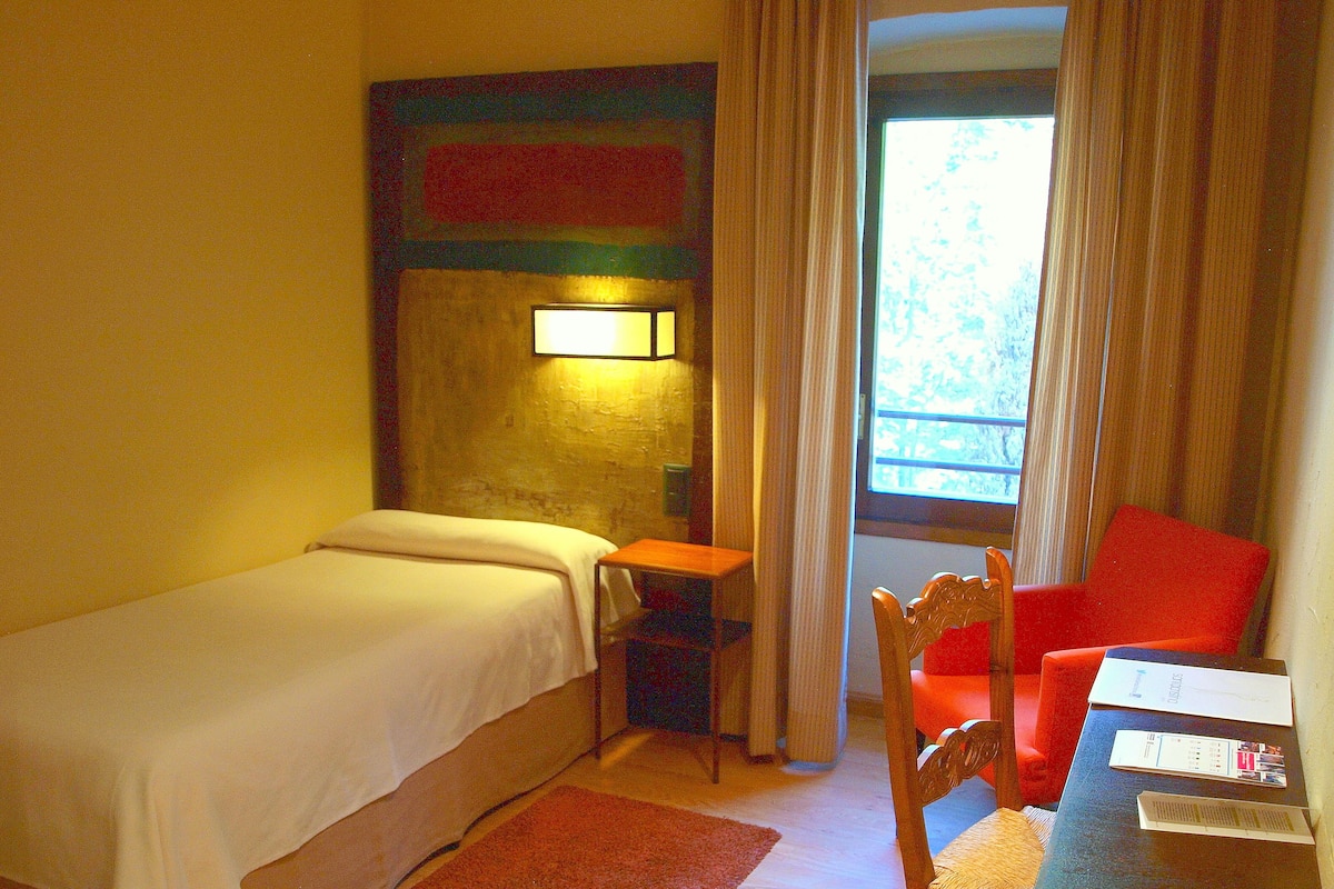 single room (small) | in-room safe, desk, soundproofing, bed sheets