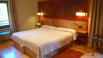 Een kluis op de kamer, een bureau, geluiddichte muren, beddengoed