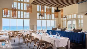 2 restaurants, breakfast, lunch, dinner served; seafood