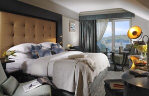 Habitación Deluxe, balcón | Caja de seguridad en la habitación y tabla de planchar con plancha 