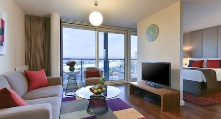 Premier Studio | 1 bedroom, hypo-allergenic bedding, in-room safe, laptop workspace