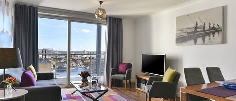 Departamento Deluxe, 2 habitaciones | Sala de estar | Smart TV de 43 pulgadas con canales digitales y Netflix