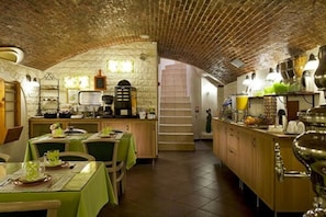 Tägliches kontinentales Frühstück (12 EUR pro Person)