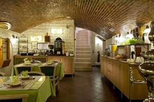 Daily continental breakfast (EUR 12 per person)