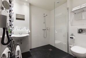 Suihku, ilmaiset hygieniatuotteet, hiustenkuivaaja, pyyhkeet