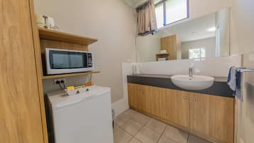 Queen Twin Room | Private kitchen | Fridge, microwave, electric kettle, toaster