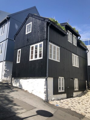 City Cottage | 1 bedroom, minibar, blackout drapes, iron/ironing board