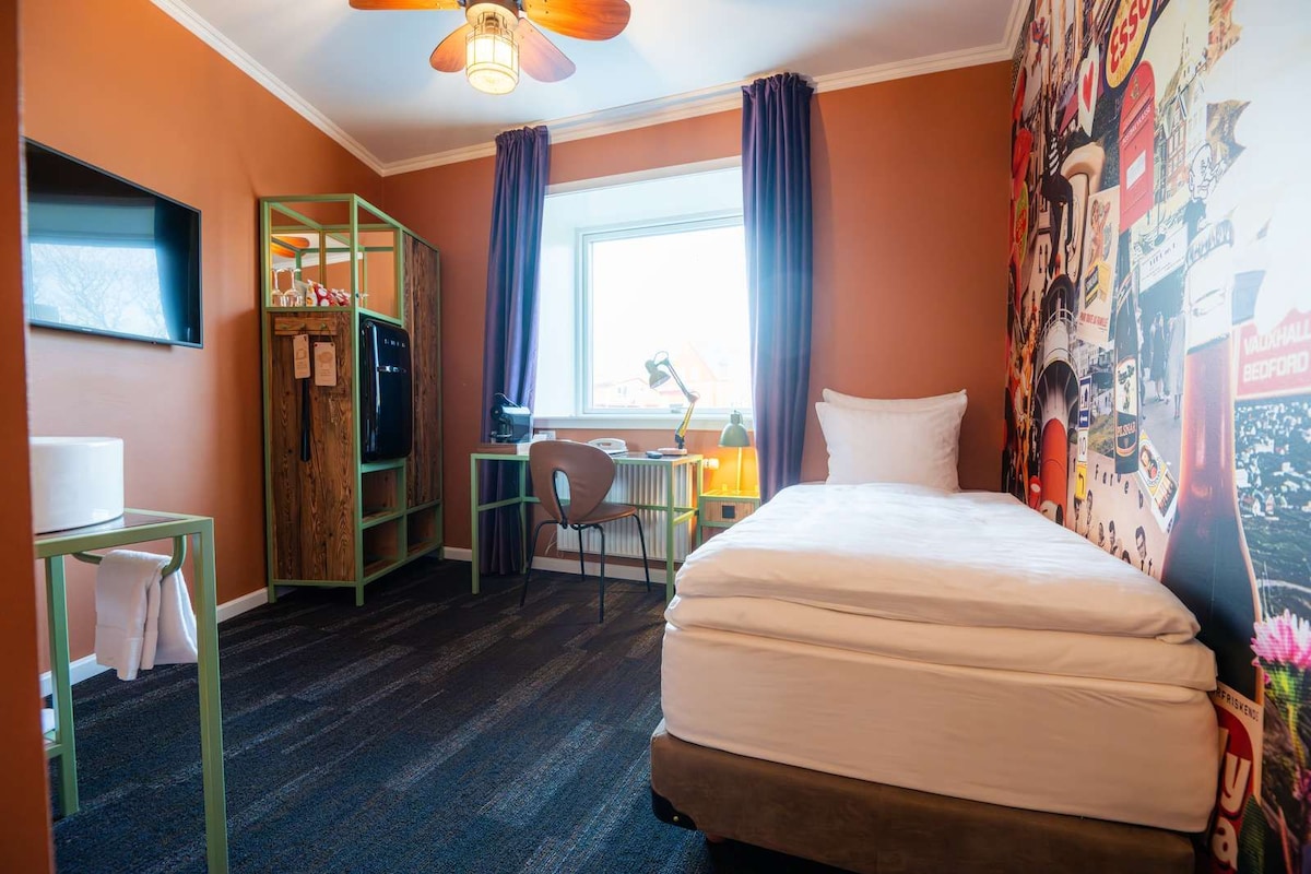 Een minibar, verduisterende gordijnen, een strijkplank/strijkijzer