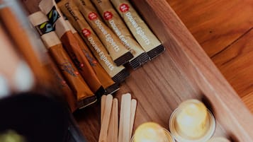 Minibar, cortinas opacas, tabla de planchar con plancha y wifi gratis