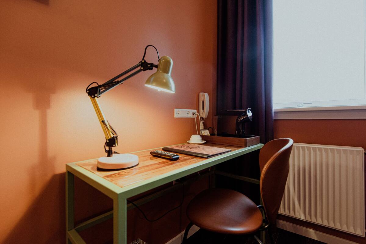 Minibar, cortinas blackout, tabla de planchar con plancha y wifi gratis