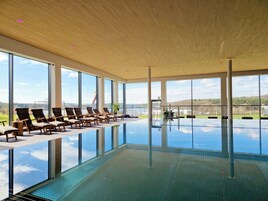 Una piscina cubierta