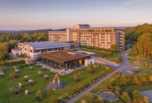 Un hôtel composé de plusieurs bâtiments, avec une cour centrale et des espaces verts environnants.