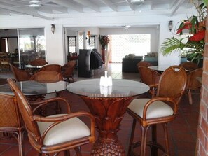 Breakfast, lunch, dinner and brunch served - Sunset Shores Beach Hotel (Villa)