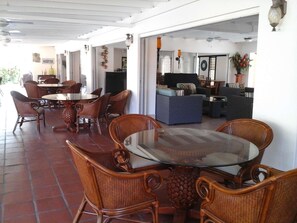 Petit déjeuner, déjeuner, dîner et brunch servis sur place