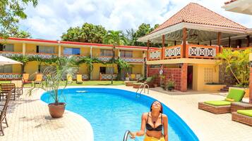 สระว่ายน้ำกลางแจ้ง, เก้าอี้อาบแดดริมสระ