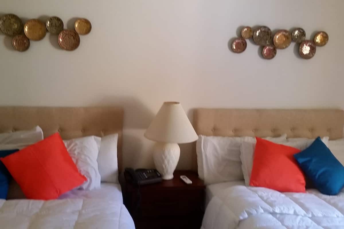 Ropa de cama de alta calidad, colchones con acolchado adicional, minibar
