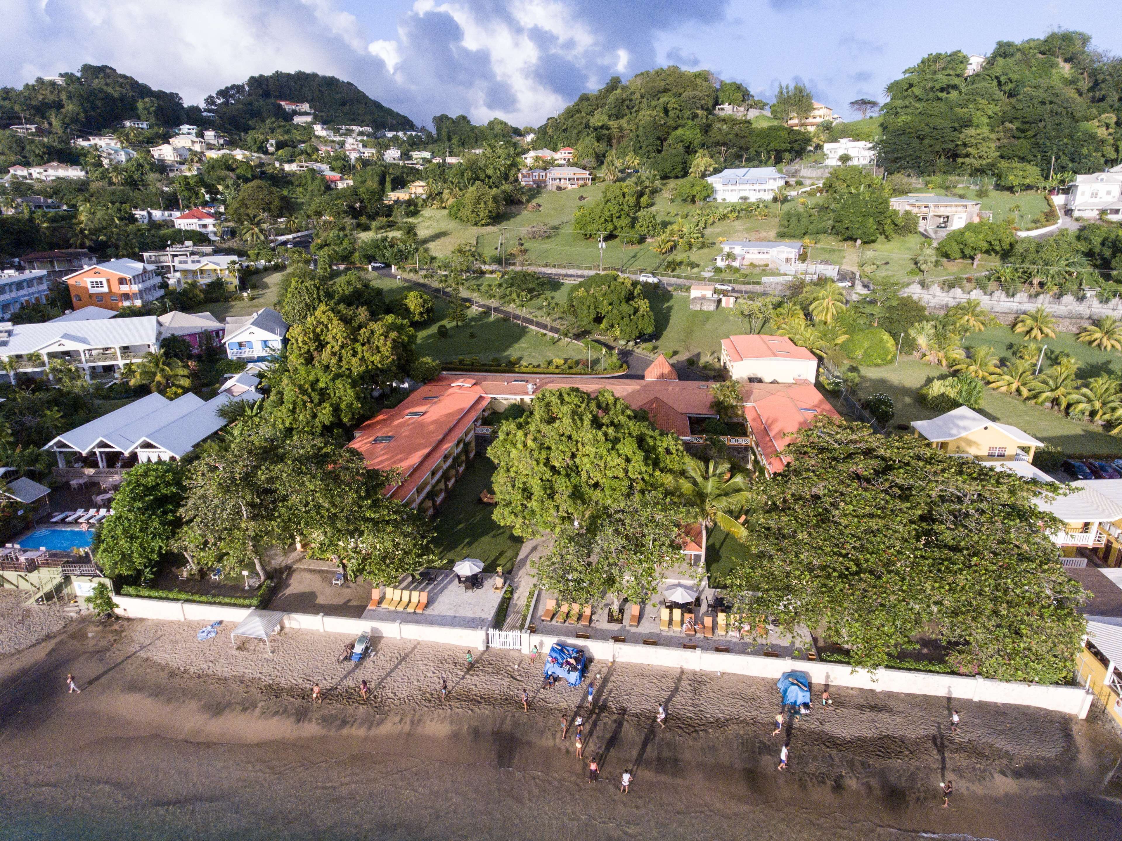 En la playa, camastros, toallas de playa y bar en la playa 