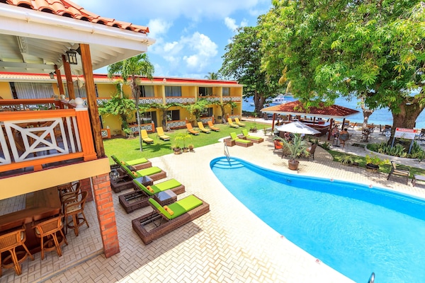 AuĂenpool, LiegestĂŒhle