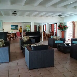 Lobby lounge - Sunset Shores Beach Hotel (Villa)