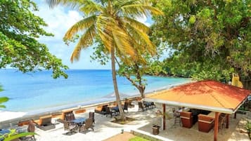 Trên bãi biển, ghế dài tắm nắng, khăn tắm biển, quán bar trên bãi biển