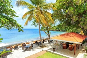 Na praia, espreguiçadeiras, toalhas de praia, bar na praia