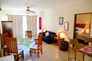 Suite, 2 Doppelbetten | Kostenloses WLAN, Wecker