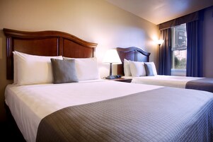 Kaliteli yatak takımı, masa, dizüstü bilgisayar çalışma alanı 